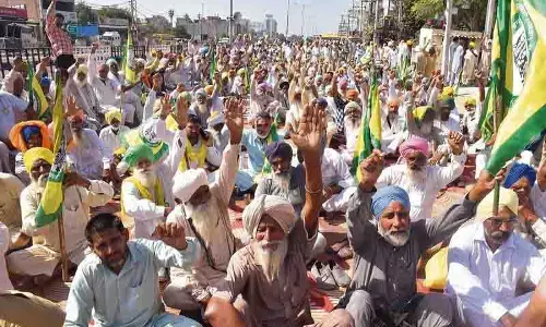 Punjab: दुर्घटना पीड़ितों के लिए सहायता की मांग को लेकर किसानों का धरना जारी Punjab: दुर्घटना पीड़ितों के लिए सहायता की मांग को लेकर किसानों का धरना जारी