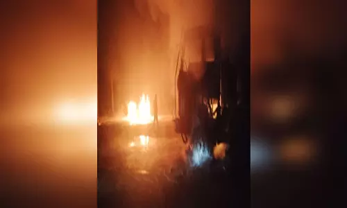 क्रशर साइट पर हमला बोलकर अपराधियों ने दो वाहनों में लगाई आग, कामगारों को पीटा क्रशर साइट पर हमला बोलकर अपराधियों ने दो वाहनों में लगाई आग, कामगारों को पीटा