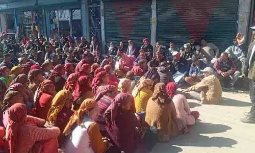 Luhari प्रभावित रामपुर निवासियों ने सड़क जाम की