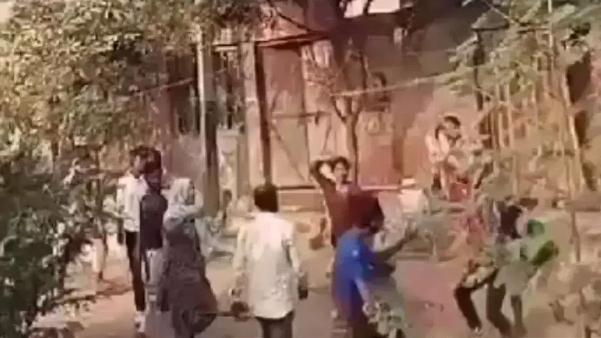 Alwar: दो पक्षों में जमकर पथराव 5 साल के बच्चे की मौत , जाने वजह Alwar: दो पक्षों में जमकर पथराव 5 साल के बच्चे की मौत , जाने वजह