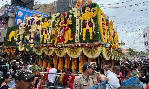 Telangana: लाल दरवाजा पर सड़क मरम्मत में देरी से यात्रियों को परेशानी