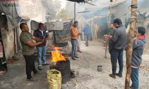 ठंड को देखते हुए प्रमुख चौक चौराहों पर अलाव की व्यवस्था
