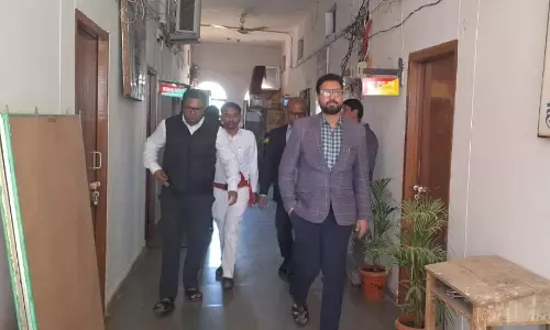 कलेक्टर विनय कुमार लंगेह ने कार्यालय के कई शाखाओं का किया औचक निरीक्षण