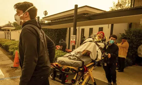 Los Angeles क्षेत्र में लगी आग के कारण हज़ारों लोगों को घर खाली करने का आदेश