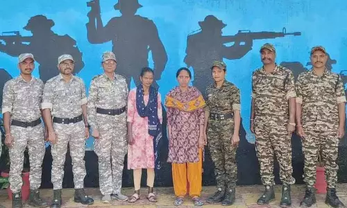 ईनामी महिला नक्सलियों ने किया सरेंडर ईनामी महिला नक्सलियों ने किया सरेंडर