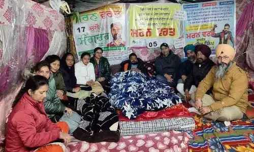 Computer Teacher 2,100 झाड़ू जलाकर सरकार के खिलाफ विरोध प्रदर्शन तेज करेंगे Computer Teacher 2,100 झाड़ू जलाकर सरकार के खिलाफ विरोध प्रदर्शन तेज करेंगे