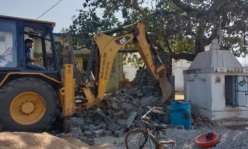 कुरा नगर पंचायत में हटाया गया अतिक्रमण कुरा नगर पंचायत में हटाया गया अतिक्रमण