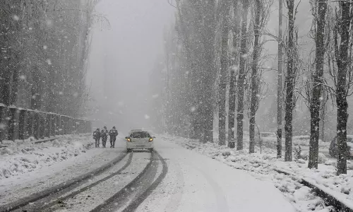 Nainital: ठंड से कोई राहत नहीं, बारिश-बर्फबारी के आसार