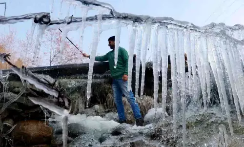 J&K में रात को आसमान साफ रहने से तापमान में और गिरावट J&K में रात को आसमान साफ रहने से तापमान में और गिरावट