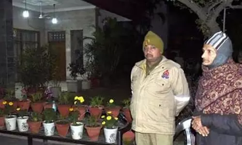 Ghaziabad: हथियारबंद लुटेरे घर से 1 करोड़ से अधिक की नकदी और आभूषण लेकर फरार Ghaziabad: हथियारबंद लुटेरे घर से 1 करोड़ से अधिक की नकदी और आभूषण लेकर फरार