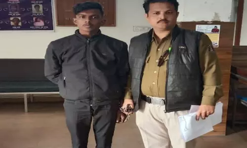 रायपुर : संदिग्ध चाकू के साथ दबोचा गया रायपुर : संदिग्ध चाकू के साथ दबोचा गया