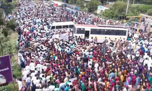 डाकघर के खिलाफ मार्च में भाग लेने वाले 5,000 लोगों के खिलाफ मामला दर्ज