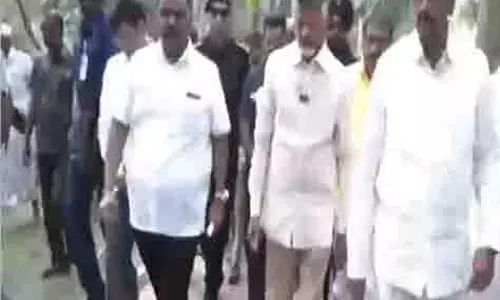 चंद्रबाबू नायडू ने Tirupati में स्थिति का जायजा लिया, 25 लाख रुपये की अनुग्रह राशि की घोषणा चंद्रबाबू नायडू ने Tirupati में स्थिति का जायजा लिया, 25 लाख रुपये की अनुग्रह राशि की घोषणा