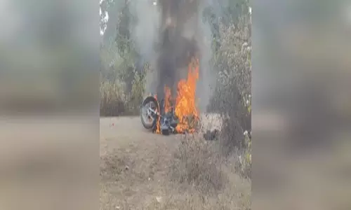 वर्चस्व को लेकर दो गुटों में फायरिंग और बमबारी, सांसद का दफ्तर फूंका वर्चस्व को लेकर दो गुटों में फायरिंग और बमबारी, सांसद का दफ्तर फूंका