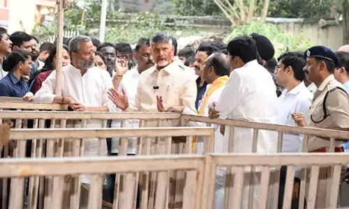 Tirupati stampede: नायडू ने टीटीडी ईओ, कलेक्टर को फटकार लगाई