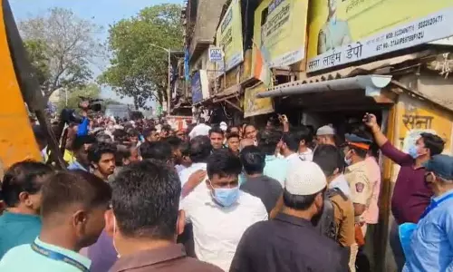 Mumbai: बांद्रा इलाके में उद्धव ठाकरे की शिवसेना के पदक्रम का जोरदार विरोध