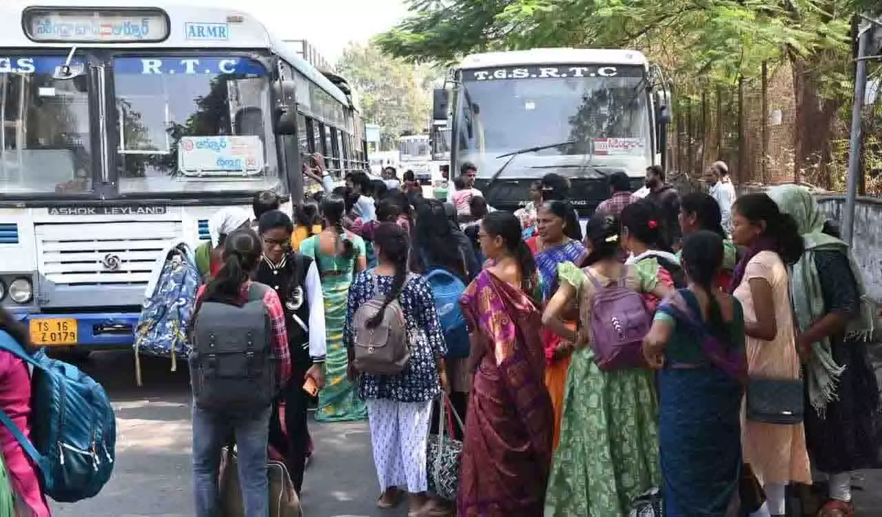 Secunderabad के सभी बस और रेलवे स्टेशनों पर भारी भीड़ देखी गई Secunderabad के सभी बस और रेलवे स्टेशनों पर भारी भीड़ देखी गई