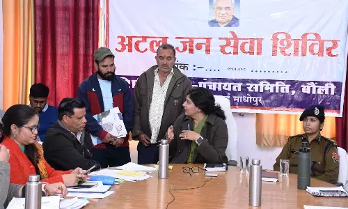 Madhupur: जिला कलेक्टर ने बौंली में सुनी ग्रामीणों की समस्याएं, मौके पर किया समाधान