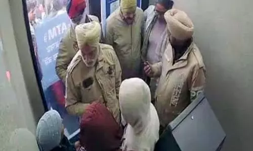ATM fraud: एटीएम में धोखाधड़ी करने के आरोप में दंपत्ति समेत तीन को पुलिस ने किया गिरफ्तार