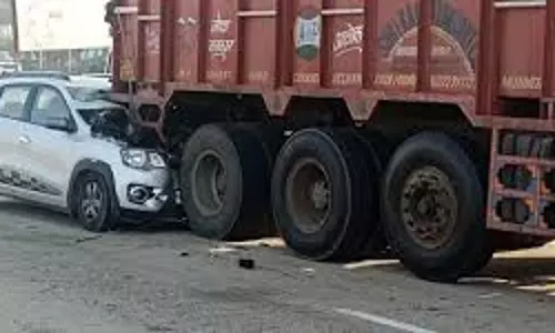 Ujjain : कोहरे के कारण रोड पर खड़े ट्रक में घुसी कार,  घायल को अस्पताल भेजा