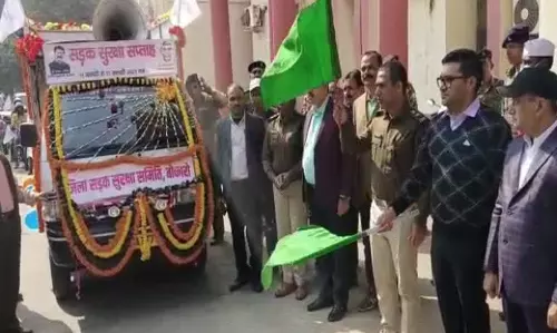 Bokaro: जागरूकता रथ जिले के लोगों को यातायात नियमों के प्रति कर रहा जागरूक Bokaro: जागरूकता रथ जिले के लोगों को यातायात नियमों के प्रति कर रहा जागरूक