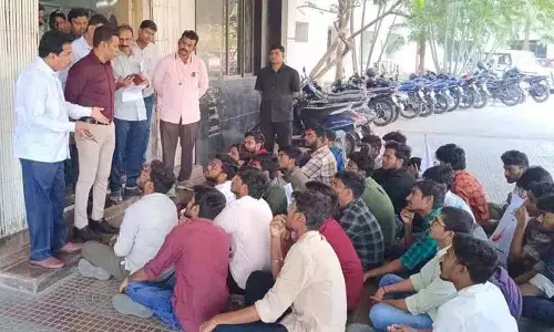 JNTU-H के छात्रों ने लड़कों के छात्रावास के खराब रखरखाव के खिलाफ प्रदर्शन किया JNTU-H के छात्रों ने लड़कों के छात्रावास के खराब रखरखाव के खिलाफ प्रदर्शन किया