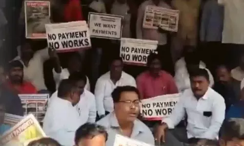 हैदराबाद में GHMC कार्यालय पर ठेकेदारों ने बकाया बिलों के विरोध में प्रदर्शन किया