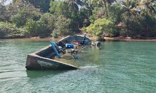 GOA: कैवेलोसिम पंचायत ने साल में डूबे ट्रॉलर के कारण आपदा की चेतावनी दी GOA: कैवेलोसिम पंचायत ने साल में डूबे ट्रॉलर के कारण आपदा की चेतावनी दी