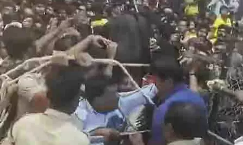 Tirupati stampede : FIR में भीड़ जिम्मेदार, विपक्ष ने टीटीडी अधिकारियों के खिलाफ...