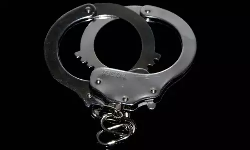 Mumbai: फ्लैट से 50 लाख की चोरी , पुलिस ने सीरियल चोर को गिरफ्तार किया Mumbai: फ्लैट से 50 लाख की चोरी , पुलिस ने सीरियल चोर को गिरफ्तार किया