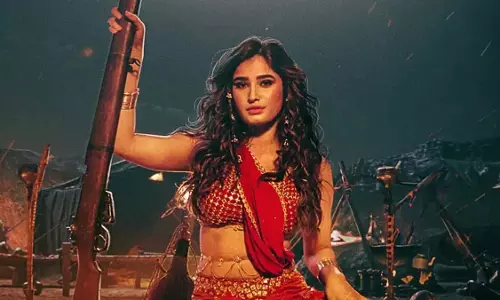 Rasha Thadani का आज़ाद ट्रैक उई अम्मा इंटरनेट पर बी-ग्रेड वाइब्स दे रहा