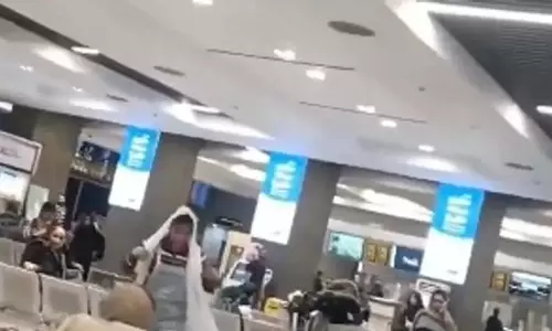 ईरानी महिला ने मौलवी की पगड़ी उतारकर उसे हिजाब की तरह पहना, VIDEO... ईरानी महिला ने मौलवी की पगड़ी उतारकर उसे हिजाब की तरह पहना, VIDEO...