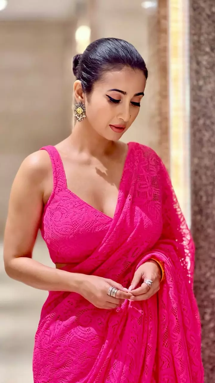 साड़ी में खूबसूरत लगी मोनमी घोष