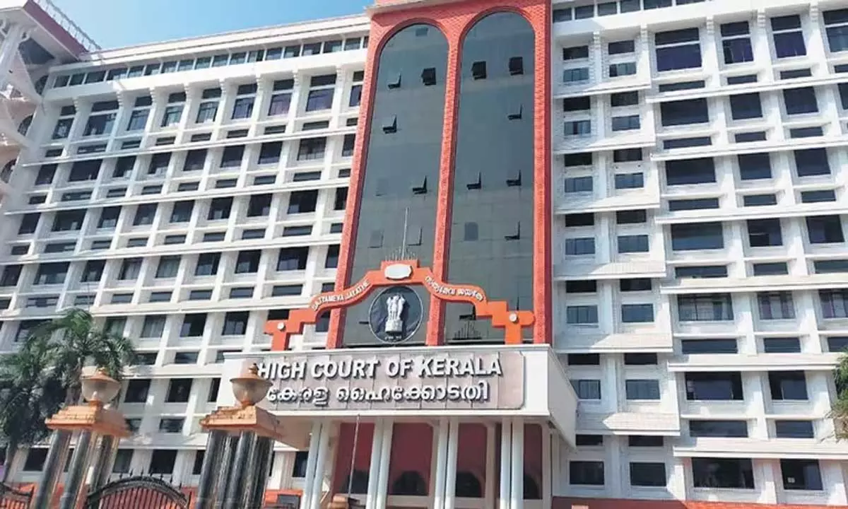 Kerala: केरल उच्च न्यायालय ने राजनीतिक नेताओं को तलब किया Kerala: केरल उच्च न्यायालय ने राजनीतिक नेताओं को तलब किया