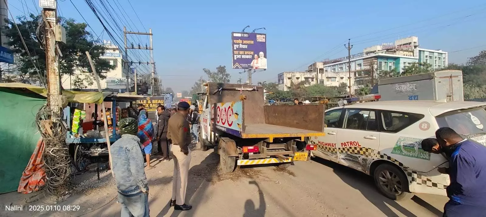 एम्स-टाटीबंध रोड किनारे से हटाए गए ठेले और एडवरटाइजिंग बोर्ड