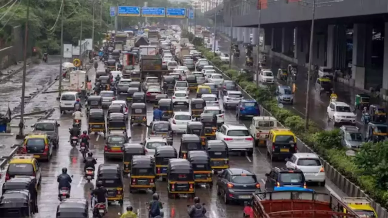 Mumbai: बॉम्बे हाईकोर्ट ने ईंधन की घटती कीमतों पर चिंता जताई