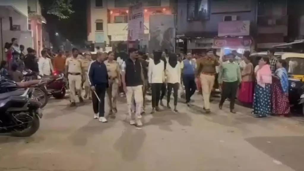 यरवदा: आतंक मचाने वाले गुंडे, पुलिस ने सरेआम उसके साथियों की पिटाई की | Video