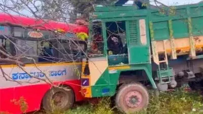 Hyderabad जा रही बस ट्रक से टकराई, 4 प्रवासी मजदूरों की मौत