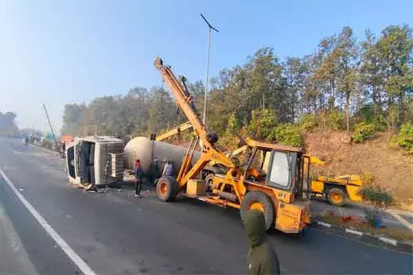 Ranchi: पारादीप से काठमांडू जा रहा गैस टैंकर रामगढ़ घाटी में दुर्घटनाग्रस्त