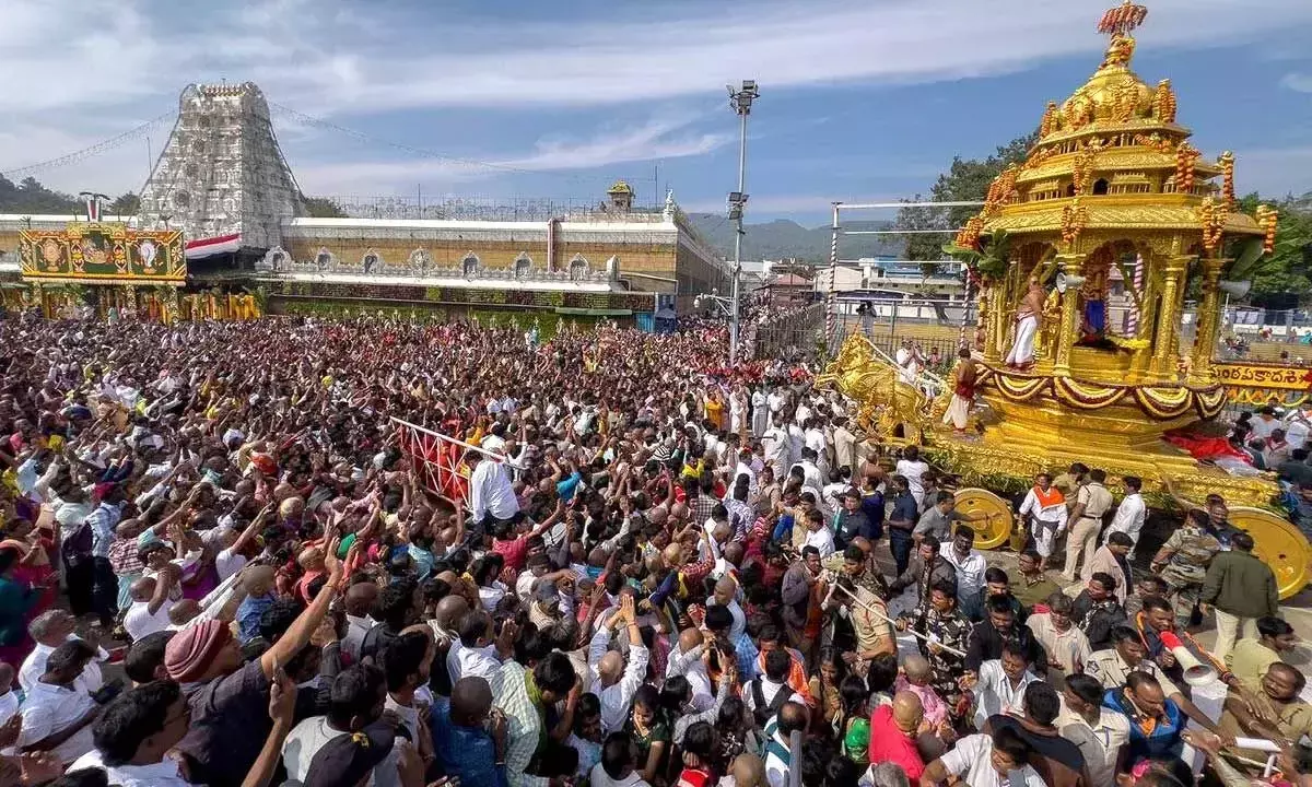 Andhra: वैकुंठ एकादशी के दौरान कई वीआईपी तिरुमाला पहुंचे