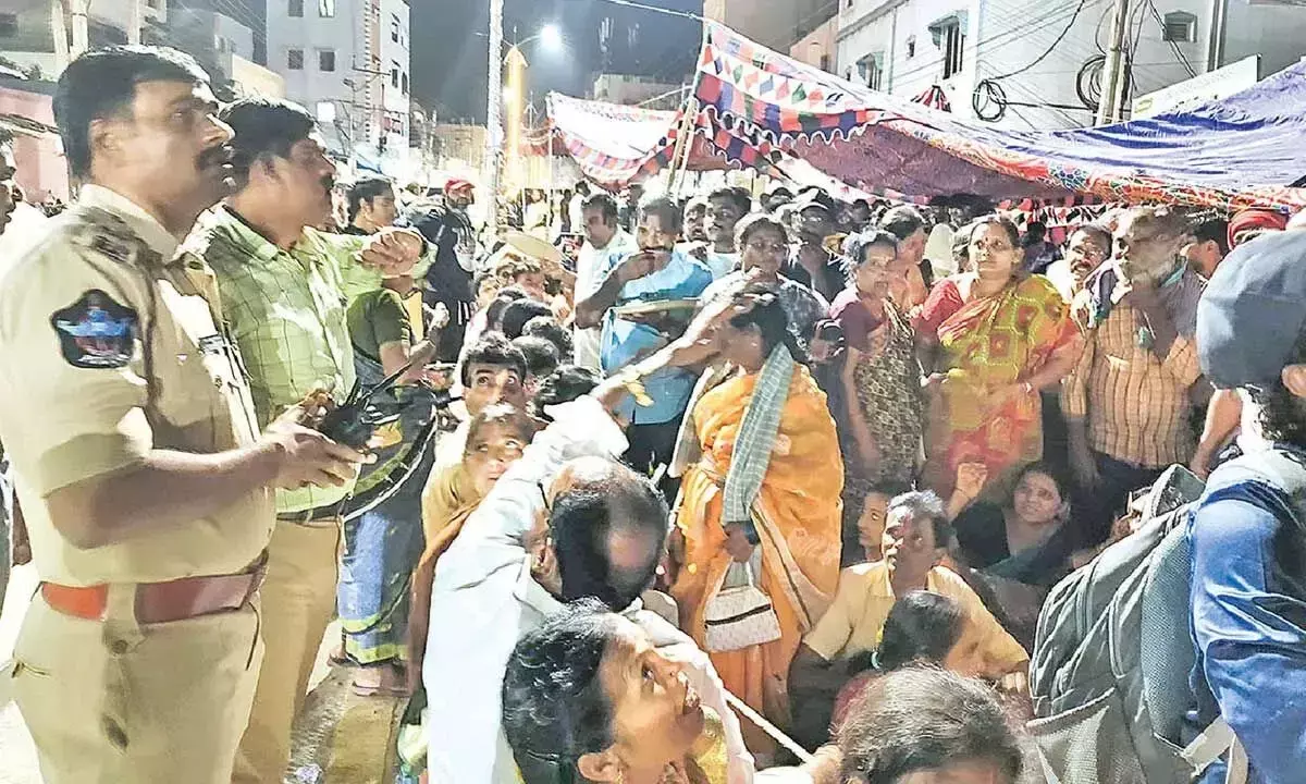 Andhra: वैकुंठ एकादसी टोकन प्रणाली को लेकर भगदड़ मच गई