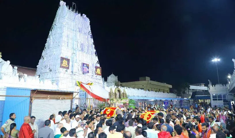 मुक्कोटि एकादशी: करीमनगर के मंदिरों में भक्तों की भीड़ उमड़ी