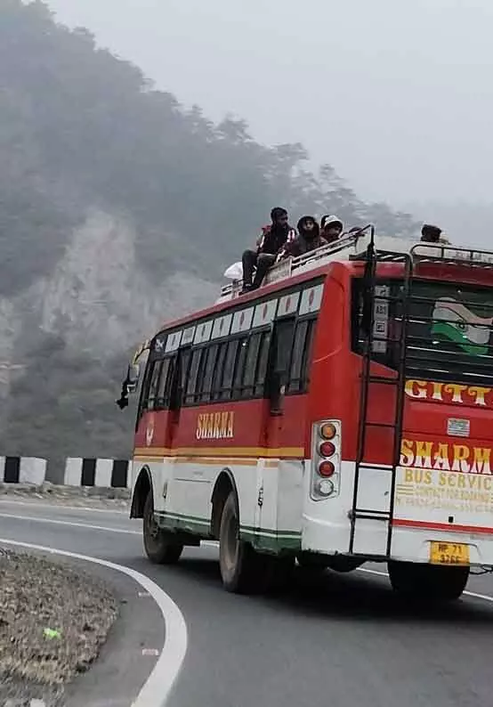 Sirmaur के ट्रांस-गिरी क्षेत्र में ओवरलोड निजी बसें लोगों की जान जोखिम में डाल रही