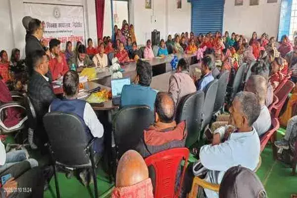 Giridih: जिला गव्य विकास पदाधिकारी ने ग्रामीणों को दिया पशुपालन का प्रशिक्षण