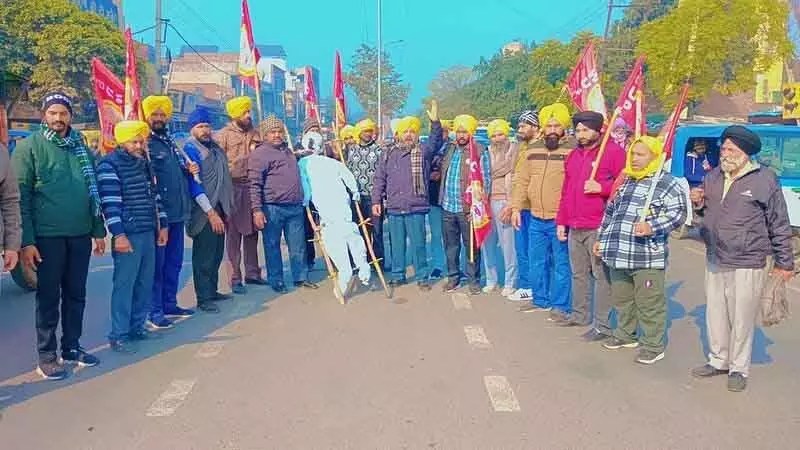 Amritsar: जल आपूर्ति विभाग के कर्मचारियों ने किया प्रदर्शन, नियमित नौकरी की मांग