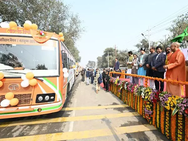 CM Yogi ने श्रद्धालुओं के लिए परिवहन सुविधाएं बढ़ाने के लिए 100 नई बसों को हरी झंडी दिखाई