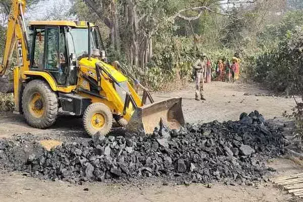 Dhanbad:  गलफरबाड़ी में CISF का छापा, भारी मात्रा में अवैध कोयला जब्त