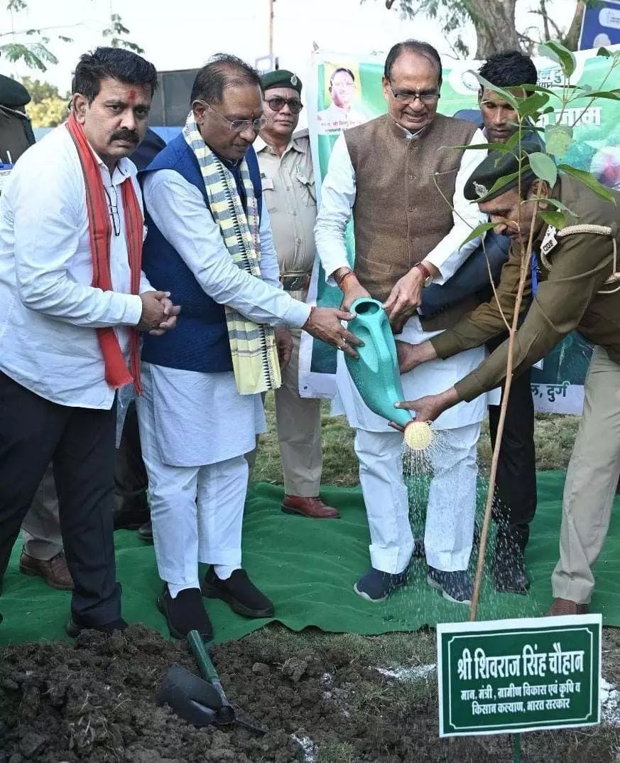 केंद्रीय मंत्री शिवराज सिंह चौहान ने नगपुरा में किया वृक्षारोपण