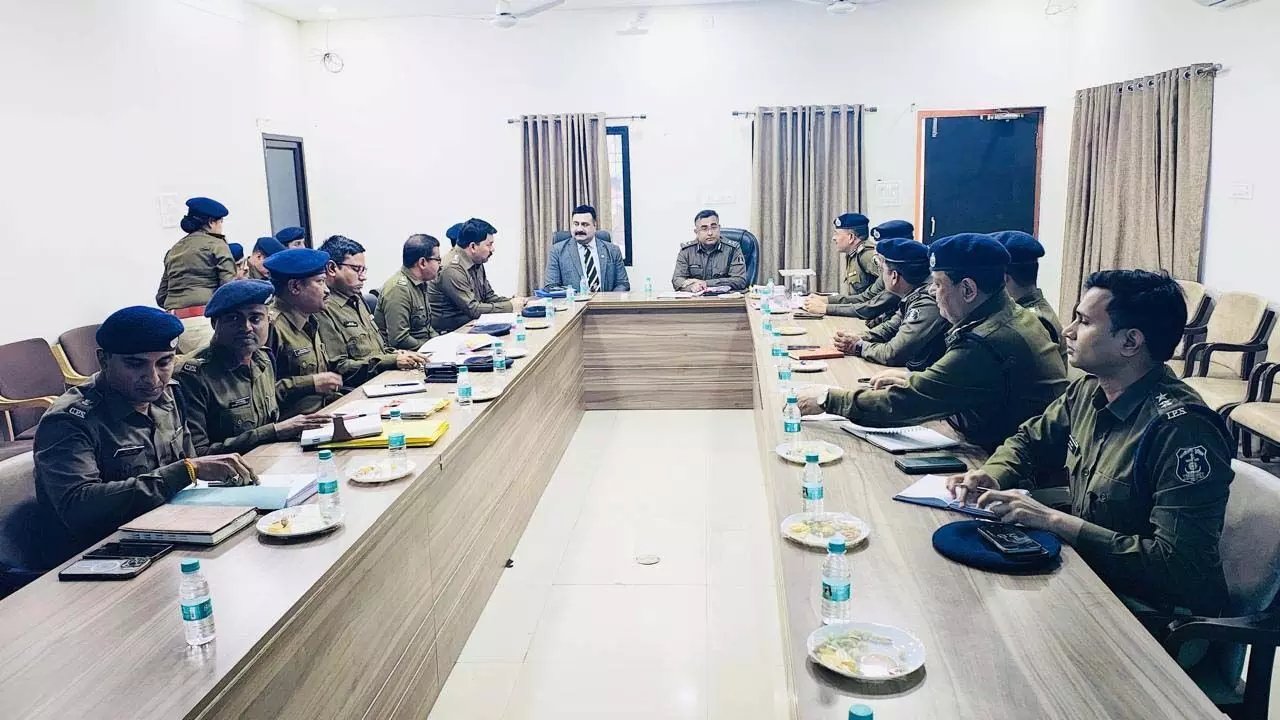 IG अमरेश मिश्रा ने ली वरिष्ठ पुलिस अधिकारियों की बैठक