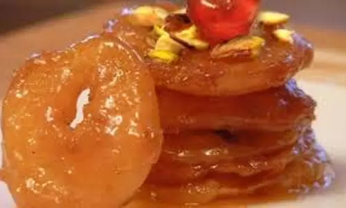 Apple Jalebi: घर पर बनाएं स्वादिष्ट सेब की जलेबी Apple Jalebi: घर पर बनाएं स्वादिष्ट सेब की जलेबी